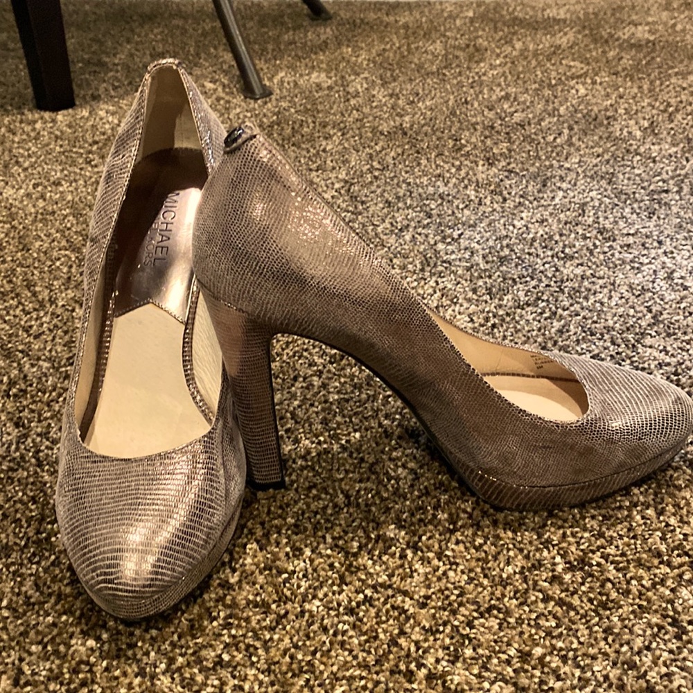 Michael Kors metallic platform pumps size 8